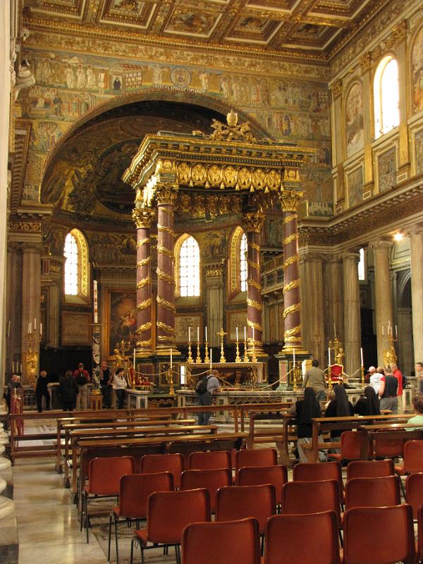 santa maria maggiore_altaar.jpg - Interieur van de Santa Maria Maggiore.